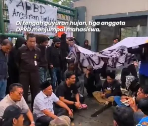 Mahasiswa Bekasi Tuntut Revisi Tunjangan DPRD, Mediasi Tetap Berlangsung di Tengah Hujan