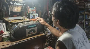 Di Balik Layar Radio Usang, Kisah Pendengar Setia di Era Digital