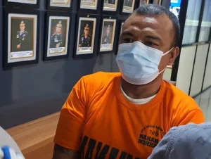 Di Balik Kaos Oranye, Pelaku Penganiayaan Kurir Bekasi Dihadapkan ke Publik