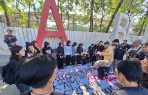 Mahasiswa Lintas Kampus di Bekasi Gelar Aksi Damai dan Tabur Bunga Peringati September Hitam