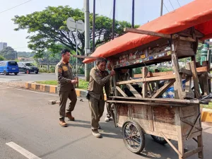 Tertibkan PKL di Kalimalang, Camat Tambun Selatan Geram dengan Pedagang Nakal