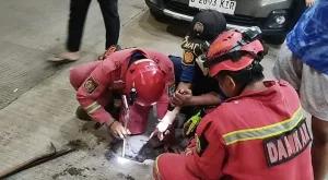 HP iPhone Cici Kecebur di Selokan, Damkar Turun Tangan