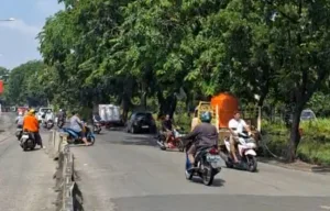 Lawan Arah Lampu Merah H. Nonon Sonthanie Bukan Hanya Bahaya, Tapi Langgar Hukum