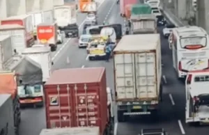 Truk Hino dan Truk Box Terlibat Kecelakaan di Tol Japek KM 16 Arah Cawang