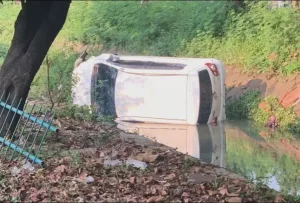 Mobil Minibus Terbalik ‘Nyungsep’ Masuk Kali Rawalumbu