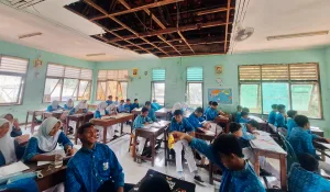 Potret Dunia Pendidikan, Siswa SMPN 62 Bekasi Belajar di Bawah ‘Langit-Langit’ yang Runtuh