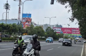 Satpol PP Kota Bekasi Sisir Jalan Utama, Tertibkan Reklame Melanggar Aturan
