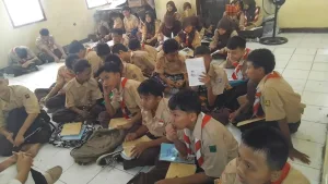 Kekurangan Kursi dan Meja, Siswa USB SMP 62 Kota Bekasi Belajar ‘deprok’ di Lantai