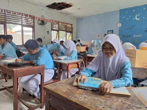 Belajar Lesehan dan Kepanasan, Murid USB SMPN 62 Merindukan Gedung Layak