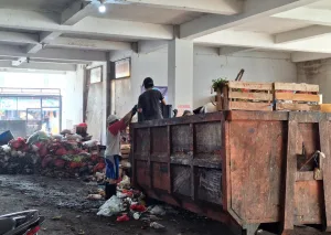 Dampak Longsor TPS, Pengangkutan Sampah di Pasar Jatiasih Terhambat