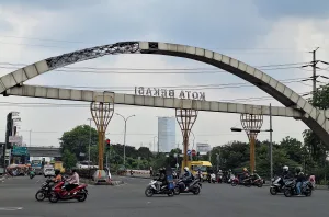 Panel Gapura Bekasi Timur Bolong, Pengendara Resah Melintas