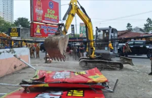 Lahan Jasamarga Ditertibkan, Belasan Bangli di Pekayon Dibongkar