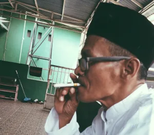 Rokok Kretek dan Kaum Santri, Sebuah Refleksi Budaya dan Kontradiksi