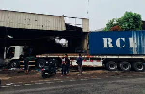Bekasi Barat Geger, Truk Tronton Tabrak Lari, Dua Korban Dilarikan ke RSUD