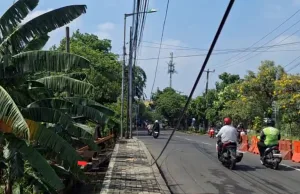 Kabel Menjuntai di Jalan H. Nonon Sonthanie ‘Mengancam’ Keselamatan Warga