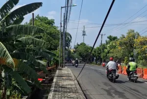 Kabel Menjuntai di Jalan H. Nonon Sonthanie ‘Mengancam’ Keselamatan Warga