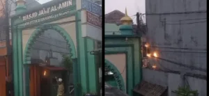 Korsleting Kabel Tiang Listrik di Gapura Mesjid Al Amin Terbakar, Warga Sempat Panik