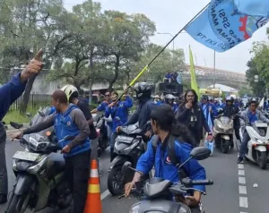 Buruh Bekasi Gelar Unjuk Rasa, Tuntut Kenaikan Upah dan Revisi Aturan