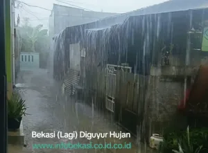Jelang Sore Hujan Deras Guyur Bekasi, Beberapa Jalan di Perkampungan Tergenang