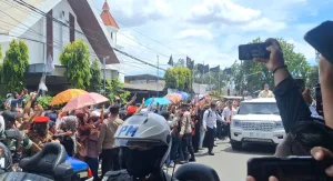 Senyum Lebar Warga Bekasi Sambut Presiden Prabowo di Bekasi