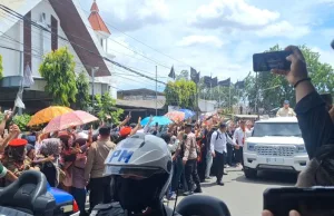 Senyum Lebar Warga Bekasi Sambut Presiden Prabowo di Bekasi