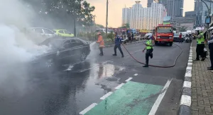 Ini Kronologi Mobil Sedan Hangus Terbakar di Rawapanjang