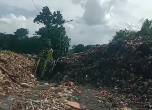 Longsor Sampah Bantargebang, Mobil Truk Terguling Satu Pekerja Terluka
