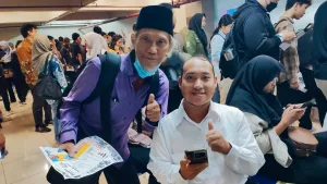 Ayah Rela Bonceng Anak ke Job Fair ke Bekasi, Berharap Anaknya Dapat Kerja