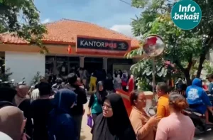 Pencairan BLT Kesra di Kantor Pos Kayuringin, Warga Rela Antre Mengular Sejak Pagi