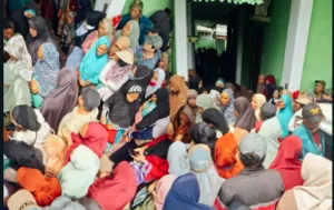 Potret Ibu-Ibu di Mangunjaya Antre Bansos Pangan 20 Kg Beras dan 4 Liter Minyak