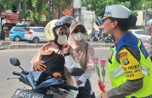 Polisi Bagi-Bagi Bunga ke Pengendara Taat Aturan Saat Operasi Zebra di Jalan Ir H. Juanda