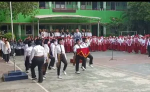 Hari Guru di SD Bekasi, Wali Murid Jadi Petugas Upacara