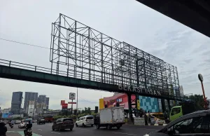 JPO Ahmad Yani Rusak, Warga Minta Petugas Bantu Nyebrang Pejalan Kaki
