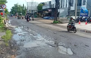 Keluhan Pengendara: Jalan Underpass Duren Jaya Berlubang dan Becek Berisiko Kecelakaan
