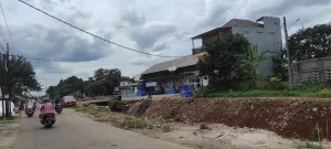 Bantaran Kali Baru Lengang Pasca Pembongkaran, Warga Minta Pembersihan Lanjutan