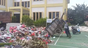 TPS Ilegal di Kebalen Ditutup, 20 Gerobak Sampah Menumpuk di Halaman Kantor Kelurahan