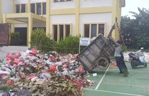 TPS Ilegal di Kebalen Ditutup, 20 Gerobak Sampah Menumpuk di Halaman Kantor Kelurahan