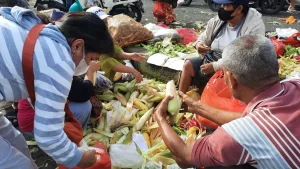 Jelang Tahun Baru 2026, Penjualan Jagung dan Arang Melonjak di Pasar Baru Bekasi
