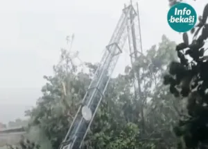 Angin Kencang di Setu, 28 Rumah Rusak dan Satu Tower Ambruk