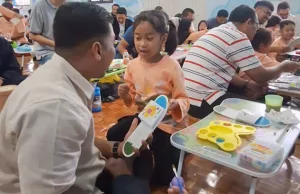 Anak TK Fitria Lukis Sandal Jepit Bersama Sang Ayah