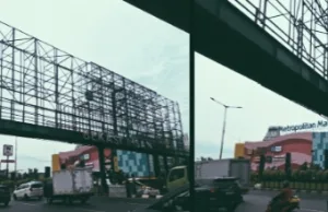 Kerusakan Parah JPO Ahmad Yani Ditutup, Pejalan Kaki Kesulitan Cari Jalan Menyebrang