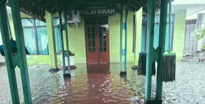 Kantor KUA Tamsel Tergenang Air, Pasangan Pengantin Tahan Akad Tunggu Air Surut