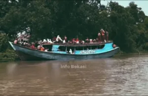 Di Muara Gembong, Kapal Jadi “Truk Sekolah” Anak-Anak yang Hidup di Pinggir Laut
