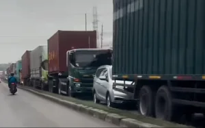 Antrean Truk Kontainer, Macet Mengular di Jalan Sultan Agung hingga Harapan Indah