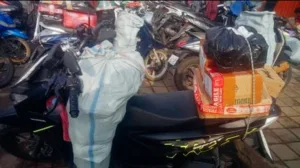 Bekasi Seharian Diguyur Hujan, Kurir Ekspedisi Terpaksa Mogok dan Kembalikan Paket ke Gudang 