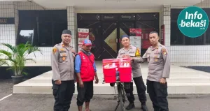 Polsek Bekasi Barat Ganti Sepeda Pedagang Es Krim yang Hilang di Mesjid