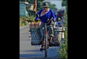 Di Atas Sepeda Tua, Roda Kehidupan Terus Berputar