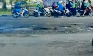 Jalan Berlubang di Bawah FO Jalan Ahmad Yani Depan Pemkot Bekasi Bahayakan Pengendara