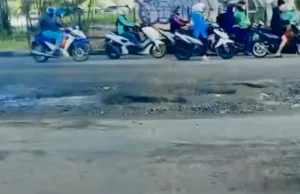 Jalan Berlubang di Bawah FO Jalan Ahmad Yani Depan Pemkot Bekasi Bahayakan Pengendara