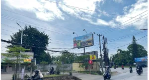 Kabel Menjuntai di Jalan Zamrud Selatan, Warga Mengeluh Risiko Kecelakaan